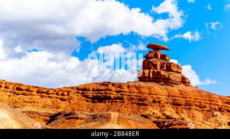 La roche en forme de sombrero surculture sur le bord nord-est de la ville nommée Mexican Hat, Utah, États-Unis Banque D'Images