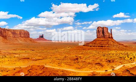 De grandes formations de grès rouge de Sentinel Mesa, Stagecoach Butte et West Mitten Buttes dans Monument Valley, à la frontière entre l'Utah et l'Arizona, aux États-Unis Banque D'Images