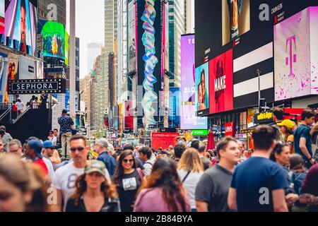 New York/USA - Mai 24, 2019 Times Square bondé, une rue emblématique de la ville de New York. Vue sur la rue, l'Art du néon, les panneaux, la circulation, les gens. Banque D'Images