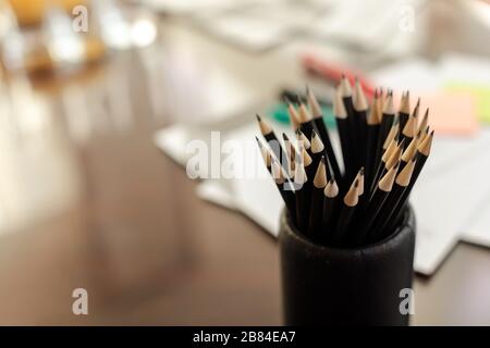 Bol de crayons à écrire sur la table Banque D'Images