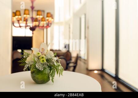 Arrangement floral en vase rond sur la table Banque D'Images