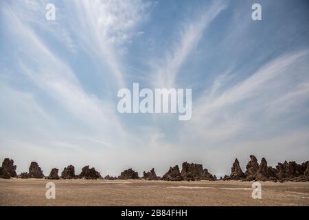 Afrique, Djibouti, Lac Abbe. Vue sur le paysage Moonlike de la formation de roches dans le lac Abbe. Banque D'Images