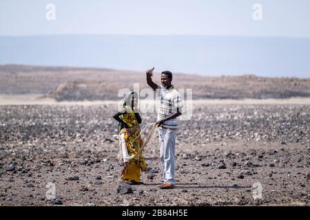 Afrique, Djibouti, Lac Abbe. Une femme parle avec un homme dans le désert sur le chemin du lac Abbe Banque D'Images