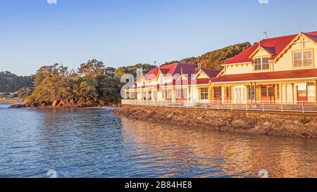 Boutiques et bureaux au bord de l'eau, à Paihia, la principale ville touristique de la baie des îles, dans le nord de l'île du Nord de la Nouvelle-Zélande. Banque D'Images