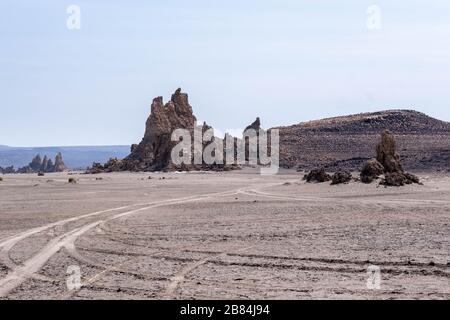 Afrique, Djibouti, Lac Abbe. Vue sur le paysage du lac Abbe les pistes de voiture sont sur le sol Banque D'Images