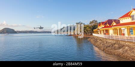 Un hélicoptère arrivant à Paihia, la principale ville touristique de la baie des îles, dans le nord de l'île du Nord de la Nouvelle-Zélande. Banque D'Images