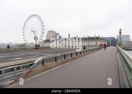 Londres, Royaume-Uni. 19 mars 2020. La photo prise le 19 mars 2020 montre le pont Westminster dans le centre de Londres, en Grande-Bretagne. Jeudi, le Premier ministre britannique Boris Johnson s'est engagé à faire tourner la marée dans les 12 prochaines semaines dans la lutte du pays contre le nouveau coronavirus. À 9 heures (0900 GMT) jeudi, le nombre de cas confirmés de COVID-19 en Grande-Bretagne a atteint 3 269, a déclaré le Département de la santé et des soins sociaux. À 13 h (1300 GMT), 144 patients testés positifs pour COVID-19 sont morts en Grande-Bretagne. Crédit: Ray Tang/Xinhua/Alay Live News Banque D'Images