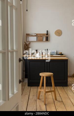 Entrée à la cuisine légère avec table et tabouret servis Banque D'Images