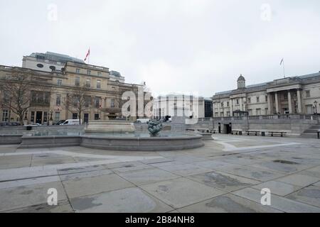 Londres, Royaume-Uni. 19 mars 2020. La photo prise le 19 mars 2020 montre la Trafalgar Square dans le centre de Londres, en Grande-Bretagne. Jeudi, le Premier ministre britannique Boris Johnson s'est engagé à faire tourner la marée dans les 12 prochaines semaines dans la lutte du pays contre le nouveau coronavirus. À 9 heures (0900 GMT) jeudi, le nombre de cas confirmés de COVID-19 en Grande-Bretagne a atteint 3 269, a déclaré le Département de la santé et des soins sociaux. À 13 h (1300 GMT), 144 patients testés positifs pour COVID-19 sont morts en Grande-Bretagne. Crédit: Ray Tang/Xinhua/Alay Live News Banque D'Images