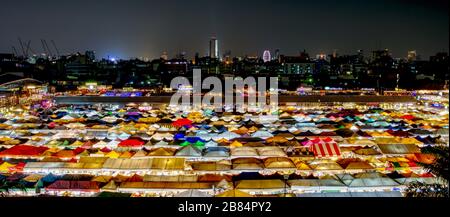 Marché de nuit du train Ratchada de Bangkok avec tentes colorées bon à imprimer Banque D'Images