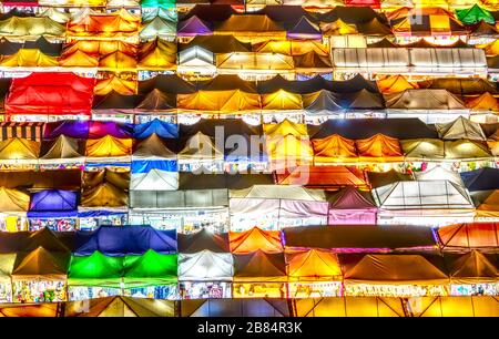 Marché de nuit du train Ratchada de Bangkok avec tentes colorées bon à imprimer Banque D'Images