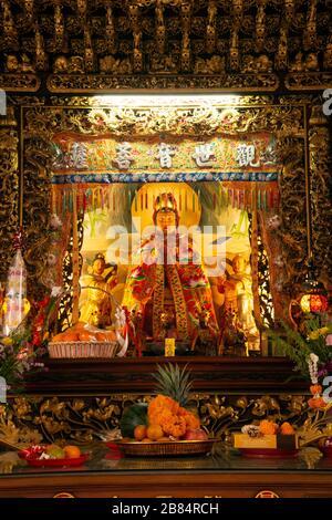 Belles statues de Guanyin Gods dans le sanctuaire chinois C'est un lieu de culte pour les bouddhistes en Thaïlande. Banque D'Images