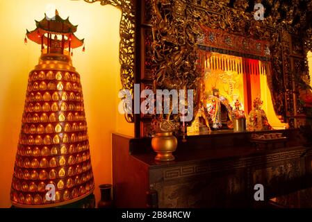 Belles statues de Guanyin Gods dans le sanctuaire chinois C'est un lieu de culte pour les bouddhistes en Thaïlande. Banque D'Images