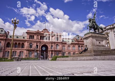 Buenos Aires, capitale fédérale, Argentine. 19 mars 2020. Le Président de l'Argentine, Alberto Fernández, a déclaré la quarantaine totale et obligatoire, de minuit le jeudi et jusqu'au 31 mars, pour renforcer encore les actions contre le coronavirus en Argentine, où il y a 128 cas confirmés, Parmi lesquels 3 morts sont comptées.le chef de l'État a annoncé que ''l'isolement social préventif et obligatoire'' sera lancé et remarqué: ''cela signifie que personne ne peut se déplacer de leur résidence, tout le monde doit rester à la maison.''' Fernández a expliqué que cette mesure a été ordonnée parce que, de Banque D'Images