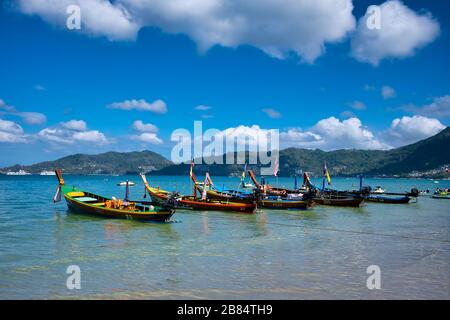 Bateaux de pêche à la plage de Patong sur l'île de Phuket, Thaïlande. Magnifique paysage Hat Patong Beach. Banque D'Images