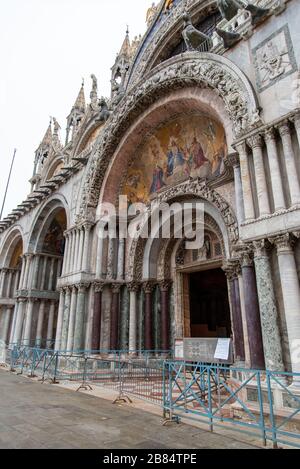 Façade de la porte principale de la basilique Saint-Marc à Venise/Italie Banque D'Images