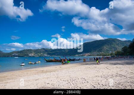 Bateaux de pêche à la plage de Patong sur l'île de Phuket, Thaïlande. Magnifique paysage Hat Patong Beach. Banque D'Images