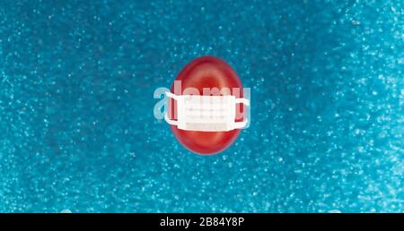 Oeuf rouge de Pâques avec un masque de bouche médical pour prévenir le virus de la corona. Concept d'annulation de pâques ou d'autres vacances saisonnières pendant la pandémie. Banque D'Images