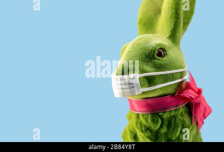 Lapin de Pâques ou lapin avec un masque de bouche médical pour prévenir le virus de la couronne. Concept d'annulation de pâques ou d'autres vacances saisonnières pendant la pandémie Banque D'Images