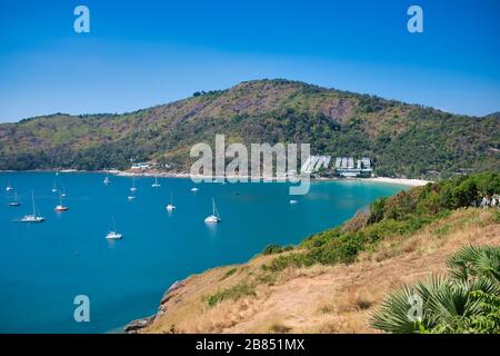 Phuket Lanscape magnifique mer d'Andaman, prise de Windmill Viewpoint, île de Phuket. Mer bleue turquoise et îles vertes luxuriantes. Banque D'Images