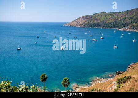 Phuket Lanscape magnifique mer d'Andaman, prise de Windmill Viewpoint, île de Phuket. Mer bleue turquoise et îles vertes luxuriantes. Banque D'Images