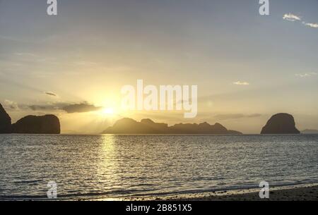 Vue aérienne du lever du soleil sur l'île Ko Ngai Hai Banque D'Images