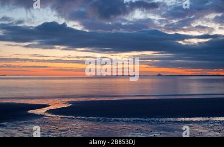 Portobello, Édimbourg, Écosse, Royaume-Uni. 20 mars 2020. Ciel spectaculaire au lever du soleil. Température 0 degrés centigrade. Pendant Equinoxes, l'inclinaison de la Terre (par rapport au Soleil) est de 0° et en raison de sa durée du jour et de la nuit est presque égale le jour Equinox, soit 12 heures. Banque D'Images