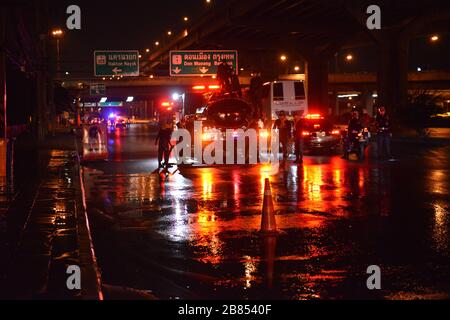 Pathum Thani, Thaïlande. 19 mars 2020. Dans la nuit du 19 mars 2020, la Thai Air Force, les gens et les bénévoles ont aidé à pulvériser de l'eau, à nettoyer les rues, à nettoyer les grands magasins, aux arrêts d'autobus à Rangsit, Phahonyothin Road. Province de Pathum Thani la Thaïlande est un endroit où de nombreuses personnes se réunissent pour la propreté, pour empêcher l'éclosion de Coronavirus (COVID-19). (Photo de Teera Noisakran/Pacific Press) crédit: Pacific Press Agency/Alay Live News Banque D'Images