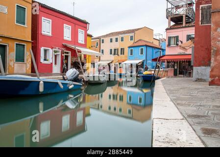 Maisons colorées au Rio Assassini sur l'île de Burano, Venise/Italie Banque D'Images