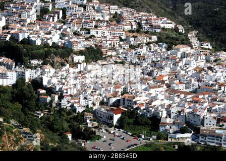 Vue imprenable sur la ville et la campagne environnante, Ojen, Espagne. Banque D'Images