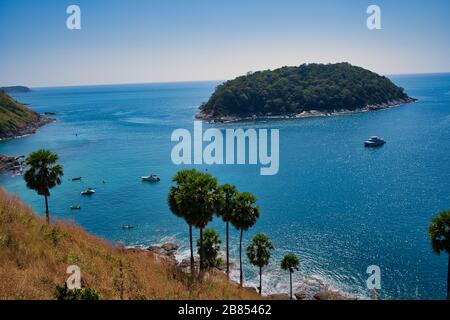 Phuket Lanscape magnifique mer d'Andaman, prise de Windmill Viewpoint, île de Phuket. Mer bleue turquoise et îles vertes luxuriantes. Banque D'Images