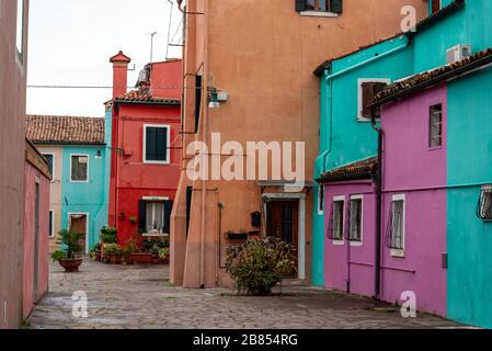 Maisons colorées au Rio Pontinello sur l'île de Burano, Venise/Italie Banque D'Images