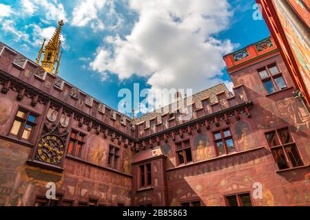 Vue panoramique sur la cour intérieure de l'hôtel de ville de Bâle. Elle est caractéristique de son toit coloré, de sa façade rouge, de ses fresques, de ses reliefs,... Banque D'Images