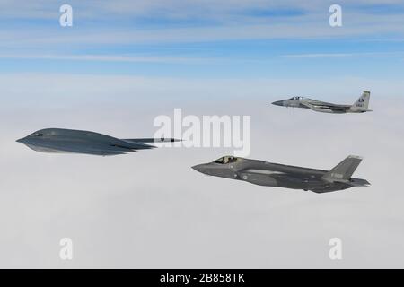 Un bombardier B-2 A Spirit assigné à la 509ème Escadre Bomb, à la Royal Netherlands Air force F-35 A et à la US F-15 C Eagle affectée à la 48ème Escadre Fighter effectue des opérations aériennes à l'appui de la Force opérationnelle de bombardement Europe 20-2 sur la mer du Nord le 18 mars 2020. Les missions de bombardiers offrent la possibilité de former et de travailler avec les alliés de l'OTAN et les partenaires du théâtre dans le cadre d'opérations et d'exercices combinés et conjoints. (ÉTATS-UNIS Photo de la Force aérienne/ Sgt principal. Matthew Plew) Banque D'Images