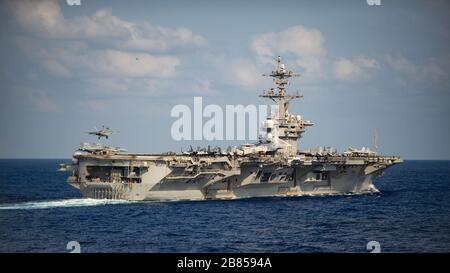 MER DES PHILIPPINES (18 mars 2020) une F/A-18 F Super Hornet, affectée au Escadron de chasse aux Noirs de Strike Fighter (VFA) 154, atterrit sur le pont de vol du porte-avions USS Theodore Roosevelt (CVN 71) le 18 mars 2020. Le Theodore Roosevelt Carrier Strike Group est sur le point d'être déployé à l'Indo-Pacific. (ÉTATS-UNIS Photo marine par Spécialiste Communication de masse 3ème classe Nicholas V. Huynh) Banque D'Images