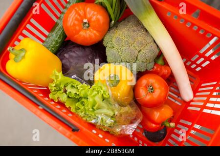 Panez la couleur rouge avec des légumes et des herbes dans le magasin. Poivre, brocoli, oignon, salade, tomates, chou. Banque D'Images