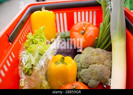 Panez la couleur rouge avec des légumes et des herbes dans le magasin. Poivre, brocoli, oignon, salade, tomates, chou. Banque D'Images