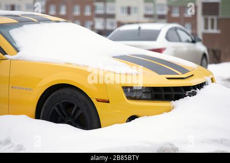 Voiture sportive Chevrolet Camaro attendant le printemps comme chute de neige. Omsk, Russie, 29.02.2020 Banque D'Images