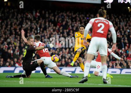 Hlder Costa de Wolverhampton Wanderers prend une photo lors du match de la Premier League entre Arsenal et Wolverhampton Wanderers au stade Emirates de Londres, Royaume-Uni - 11 novembre 2018 Banque D'Images