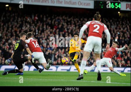 Hlder Costa de Wolverhampton Wanderers prend une photo lors du match de la Premier League entre Arsenal et Wolverhampton Wanderers au stade Emirates de Londres, Royaume-Uni - 11 novembre 2018 Banque D'Images