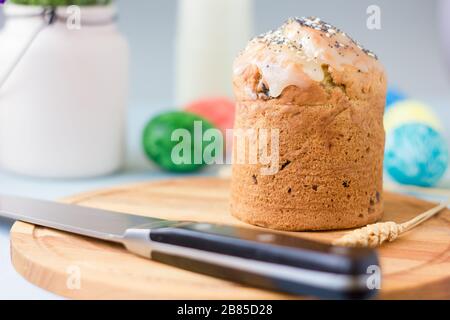 Gâteau de Pâques debout sur la table de pâques, servi par des oeufs de pâques lait et des fleurs Banque D'Images