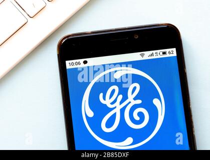 Dans cette photo, le logo General Electric est affiché sur un smartphone Banque D'Images