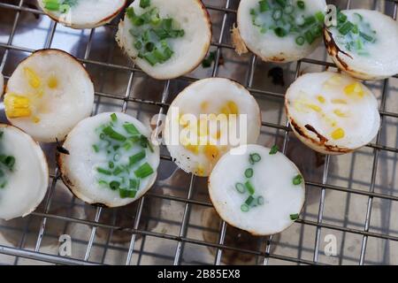 Ka nom Krok (mot thaïlandais), sorte de viande de sucre thaï, dessert thaïlandais, pudding de noix de coco, gâteau de riz de noix de coco, cuisine de dessert de rue thaï grillé de la panca de noix de coco-riz Banque D'Images