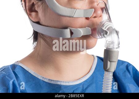 Femme portant un harnais PPC isolé sur un fond blanc Banque D'Images