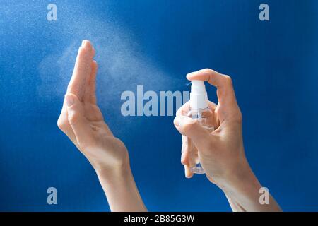 Antiseptique pour les mains. Spray à base d'alcool pour désinfecter les mains contre les bactéries virales. Banque D'Images