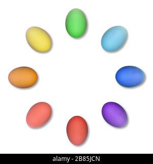 Ensemble d'œufs de Pâques colorés regroupés dans un cercle isolé sur fond blanc. Banque D'Images