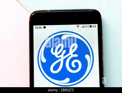 20 mars 2020, Ukraine: Dans cette photo, un logo General Electric apparaît sur un smartphone. (Image de crédit : © Igor Golovniov/SOPA Images via ZUMA Wire) Banque D'Images