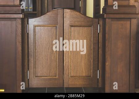 Portes oscillantes Western berline, portes en bois marron. Banque D'Images