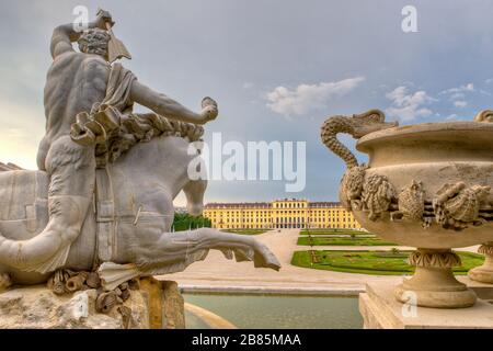 Le palais de Schönbrunn avec la fontaine de Neptune en premier plan Banque D'Images