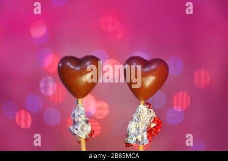 Le gâteau au chocolat se déforme en forme de coeur. Cookies en forme de coeur enrobés de chocolat sur une fermeture de bâton. Banque D'Images